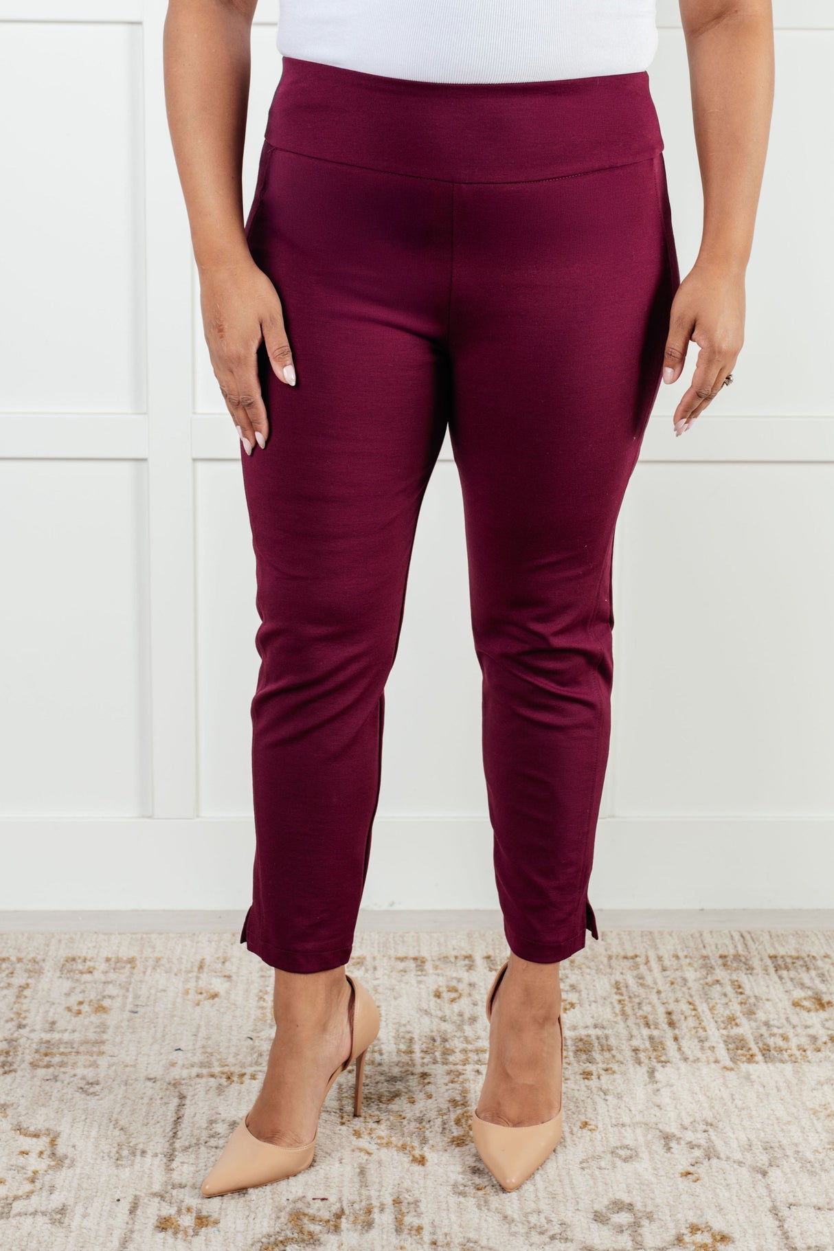 Pantalones pitillo tobilleros Magic en color vino