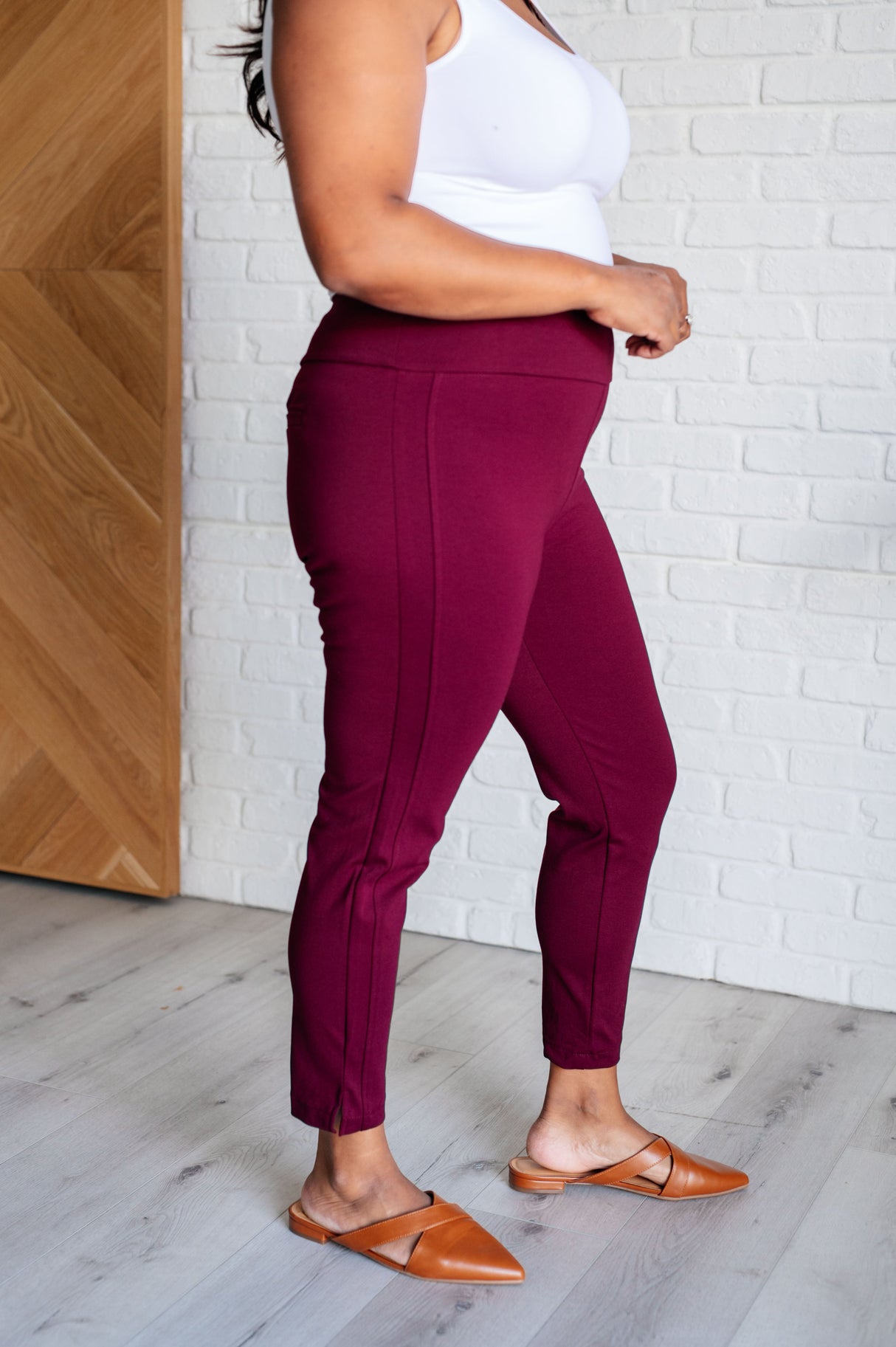 Pantalones pitillo tobilleros Magic en color vino