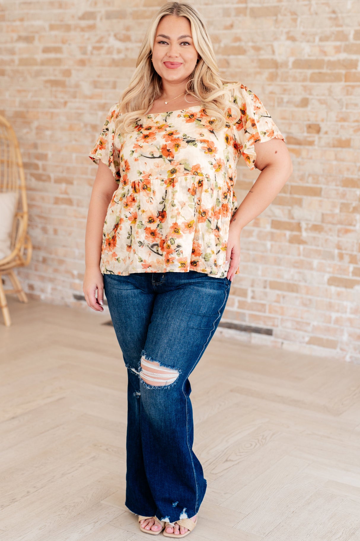Blusa floral con cuello cuadrado de Magic Dance