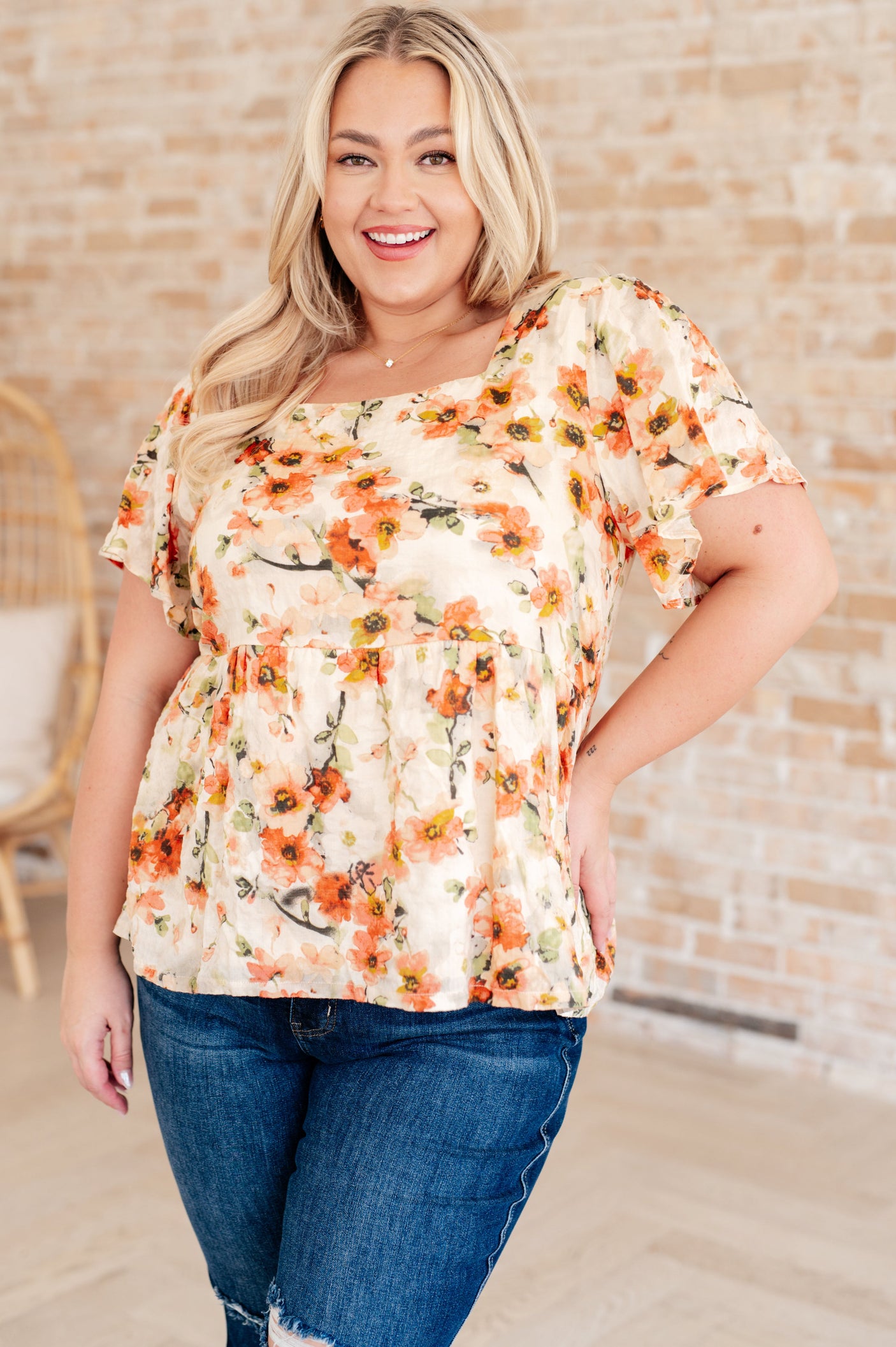 Blusa floral con cuello cuadrado de Magic Dance