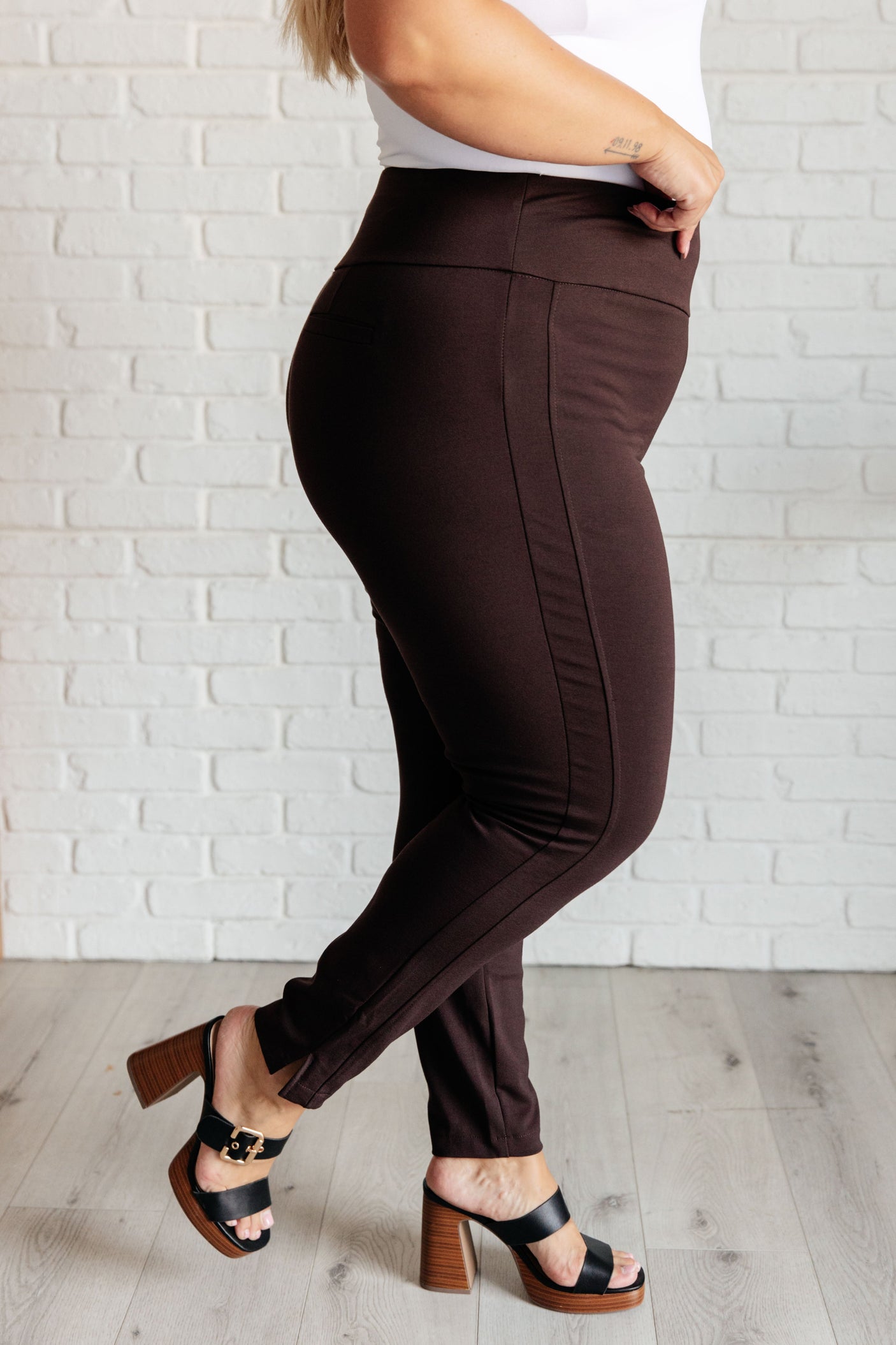 Pantalones Magic Skinny de 28" en color chocolate