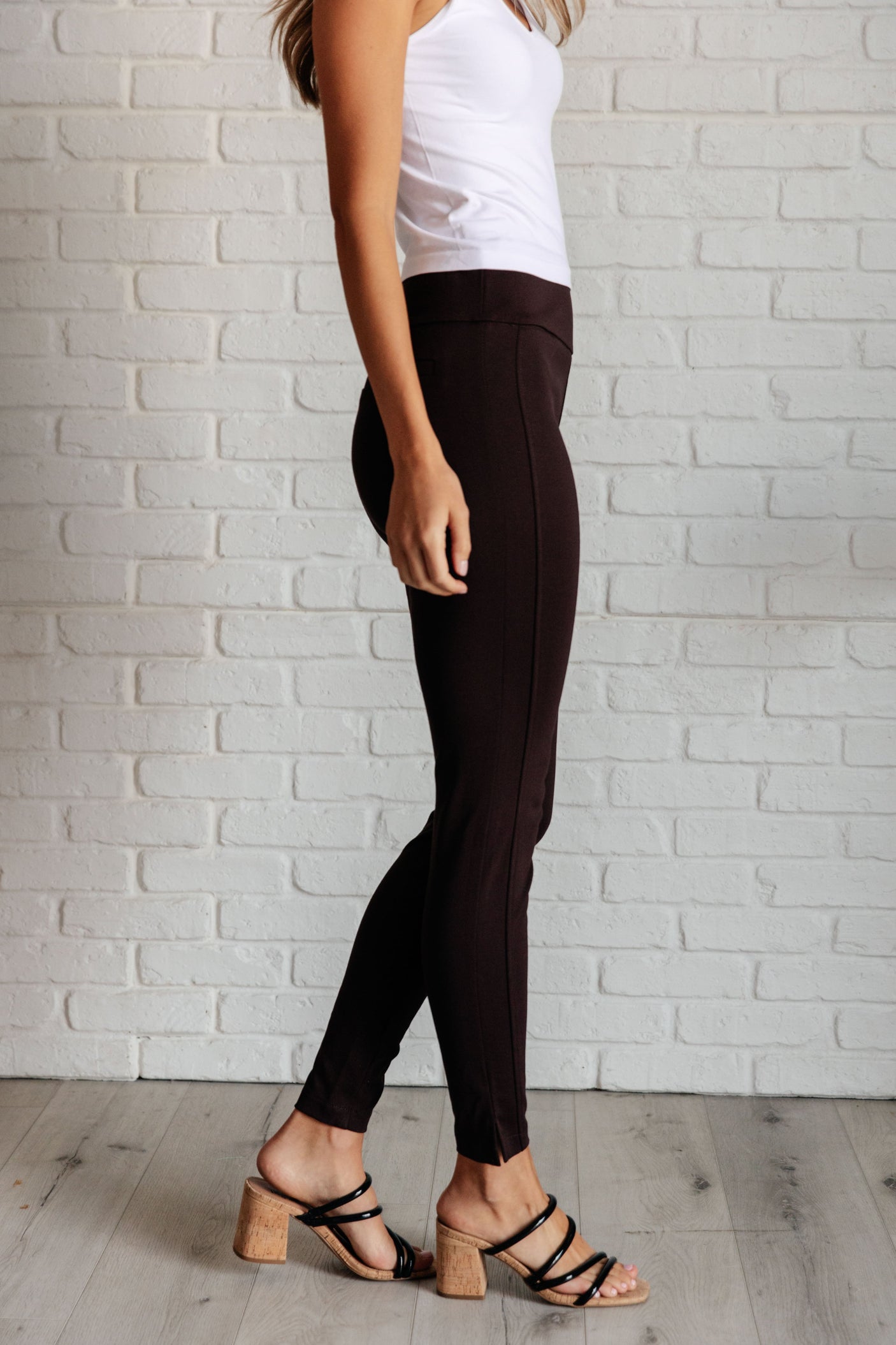 Pantalones Magic Skinny de 28" en color chocolate