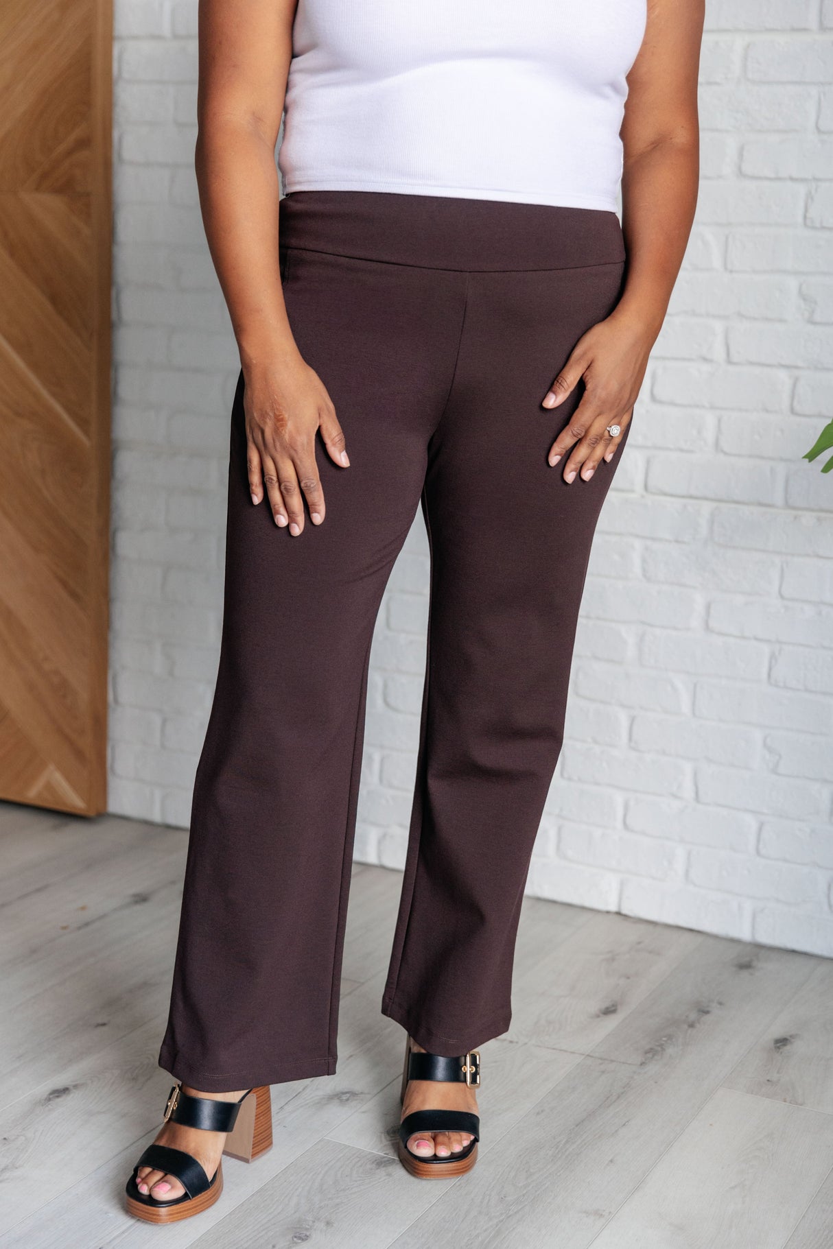 Pantalones rectos mágicos en color chocolate