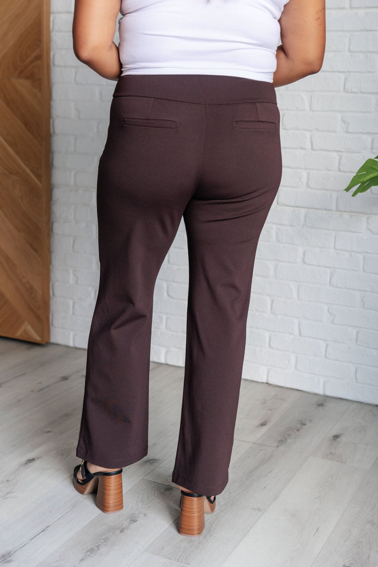 Pantalones rectos mágicos en color chocolate
