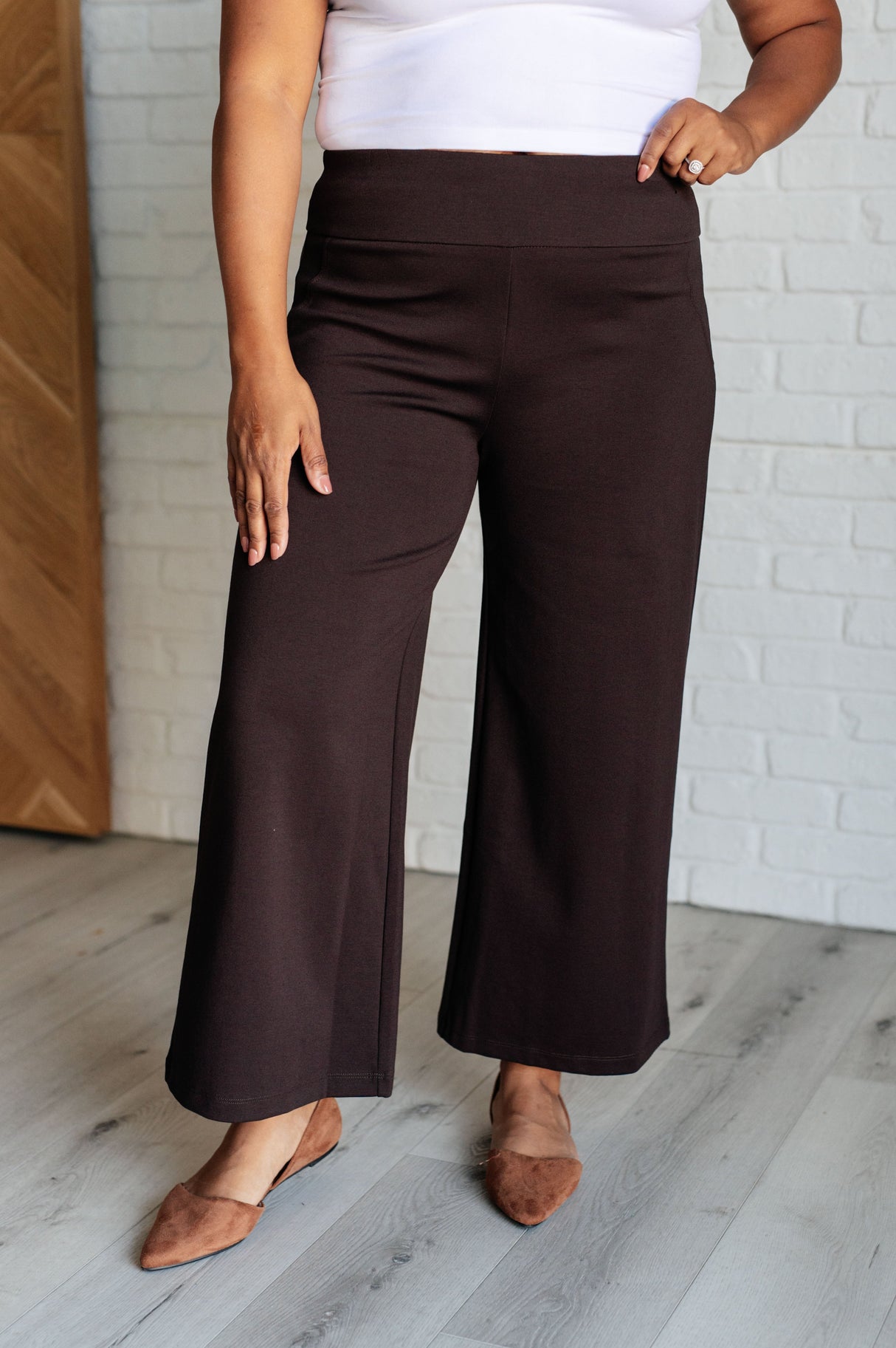 Pantalones cortos de pierna ancha Magic en color chocolate