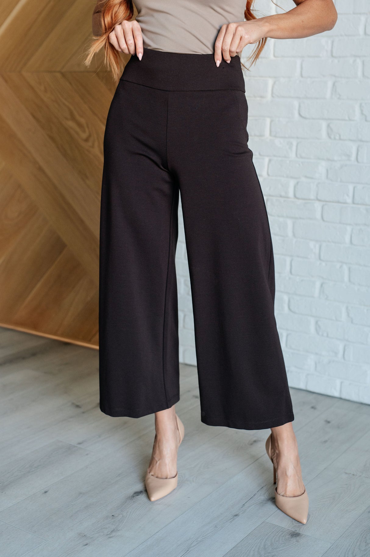 Pantalones cortos de pierna ancha Magic en color chocolate