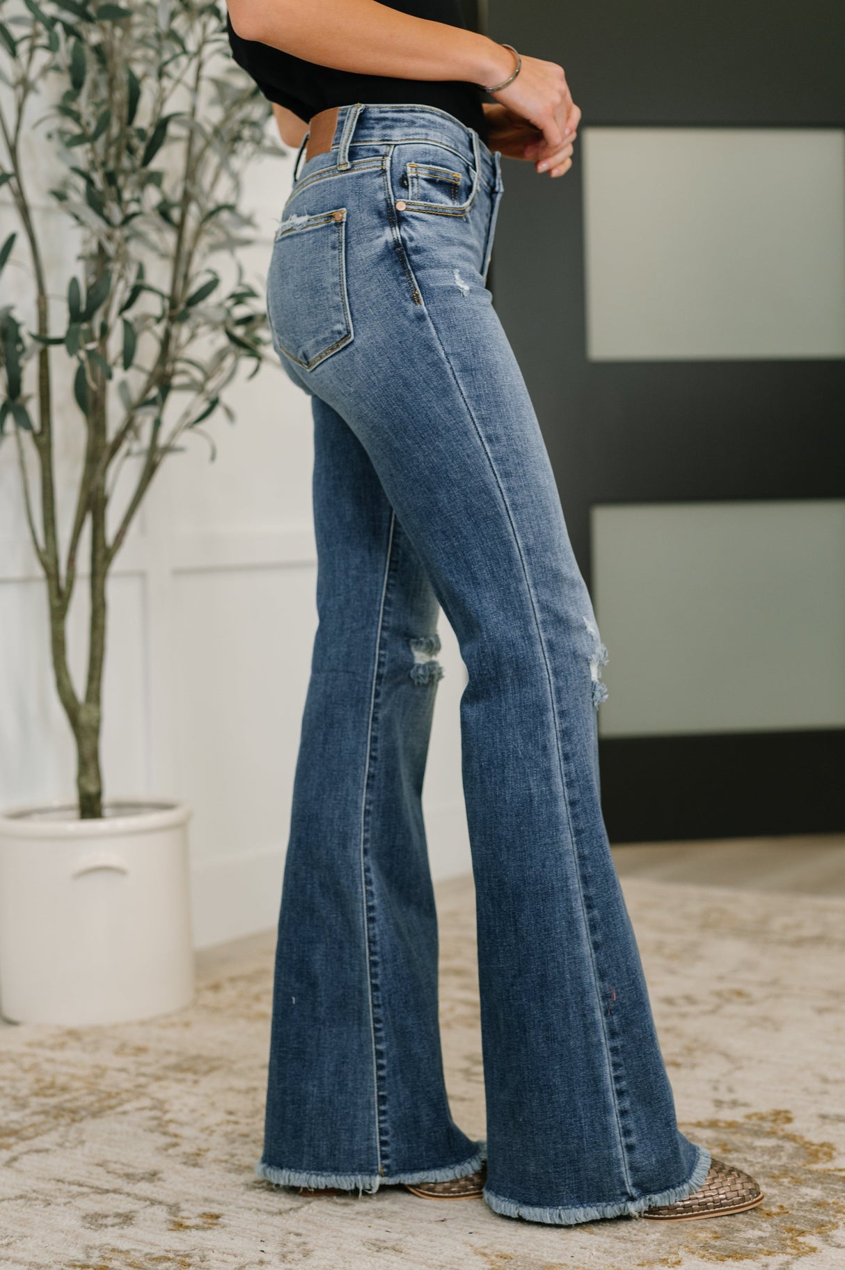 Pantalón acampanado de tiro medio con botones y bajo deshilachado Marion