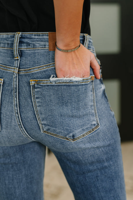 Pantalón acampanado de tiro medio con botones y bajo deshilachado Marion