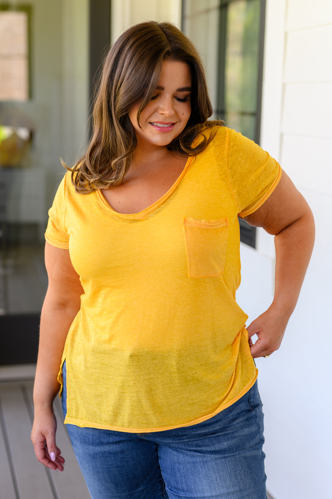 Camiseta Melange Burnout con cuello en V en color oro amarillo