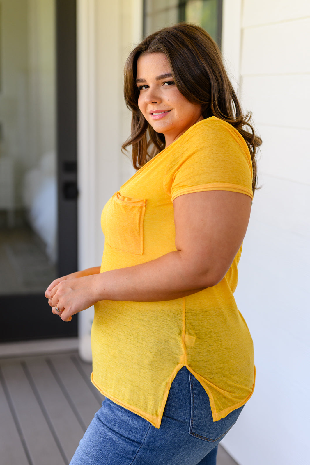 Camiseta Melange Burnout con cuello en V en color oro amarillo