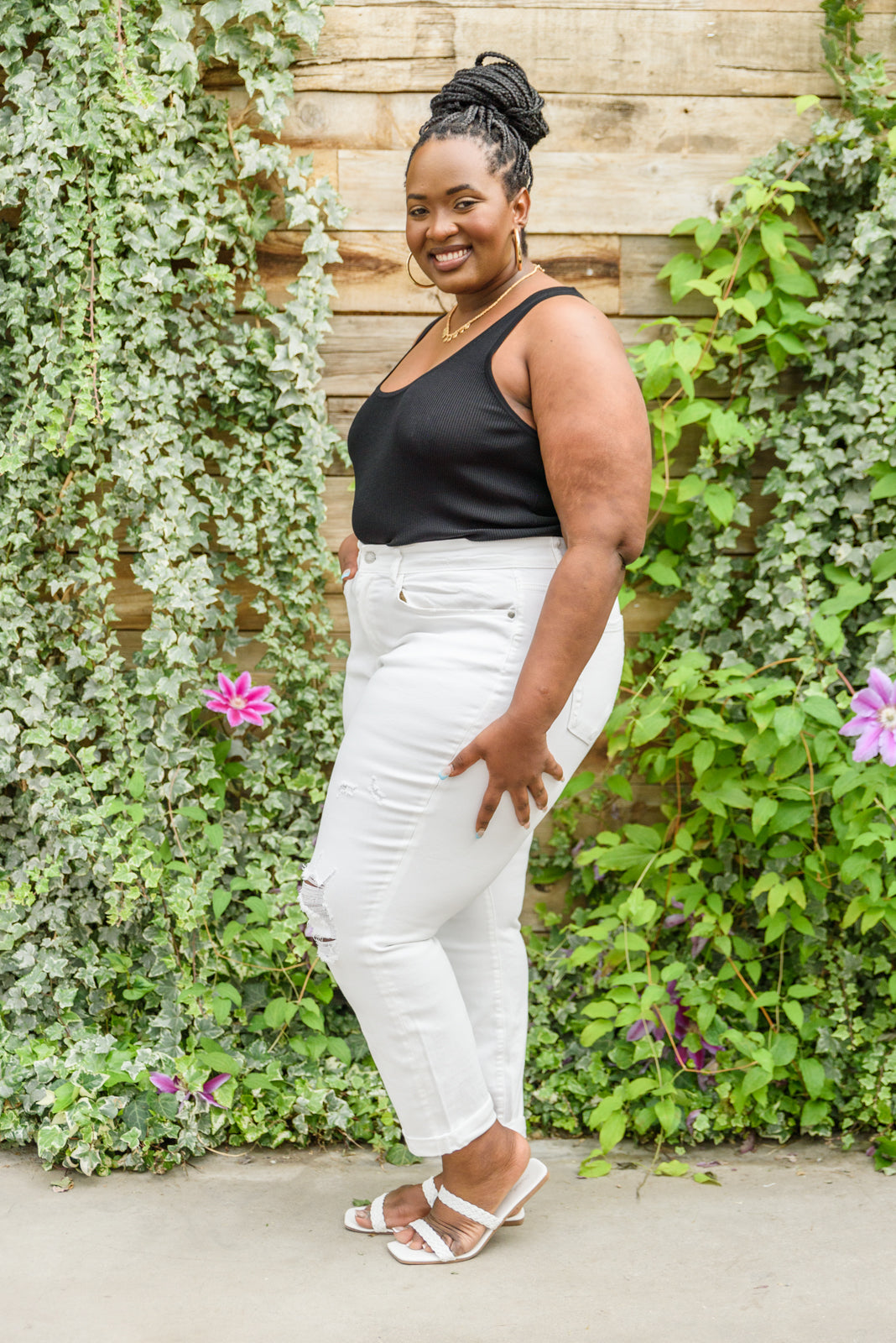 Jeans blancos desgastados de tiro medio estilo boyfriend