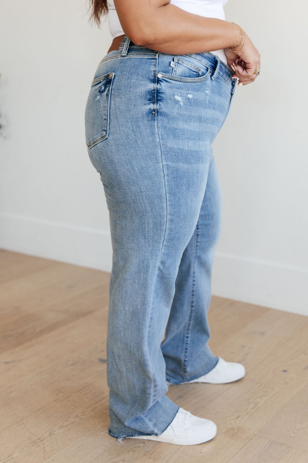 Jeans rectos de tiro alto con cintura en V delantera Mildred