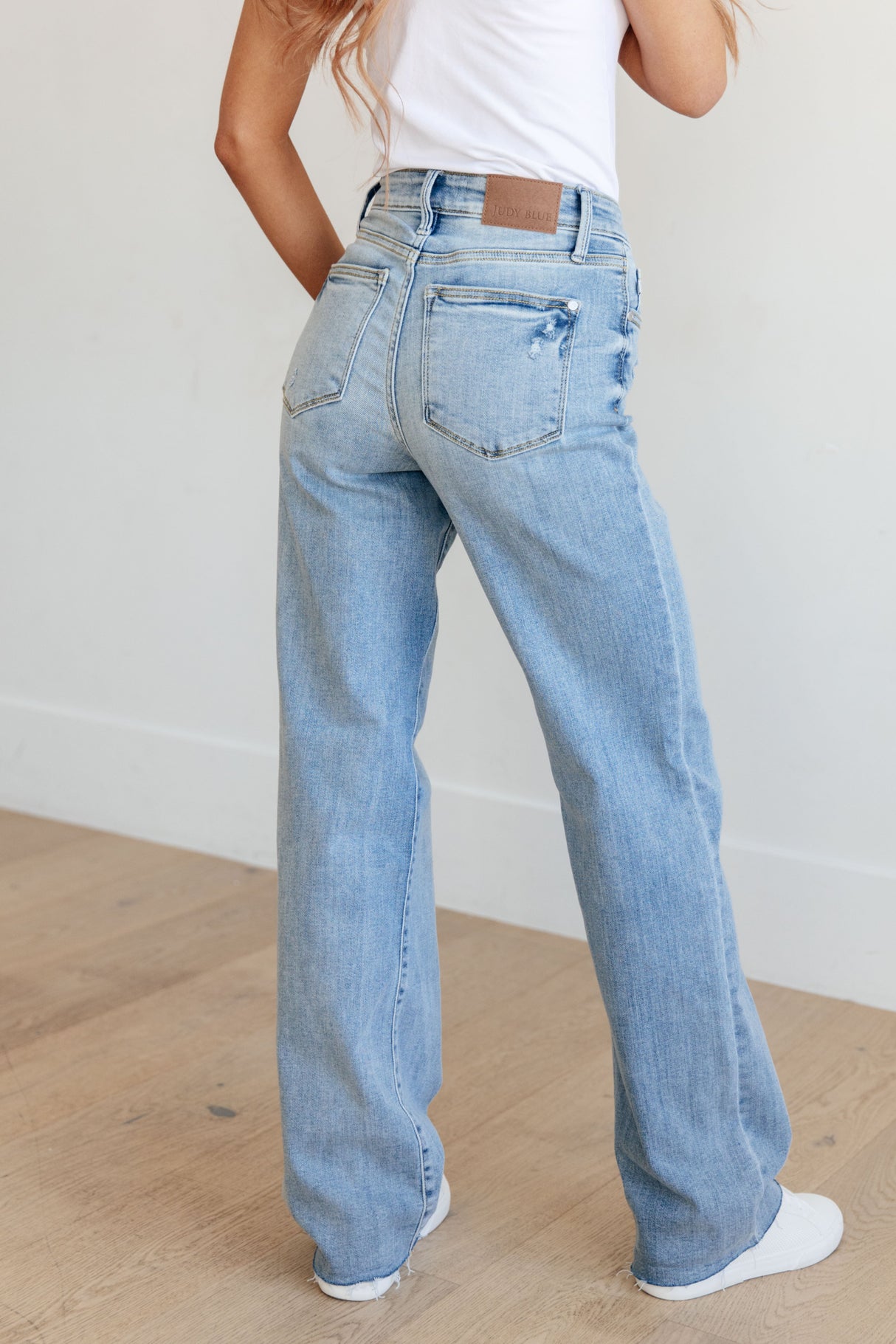 Jeans rectos de tiro alto con cintura en V delantera Mildred