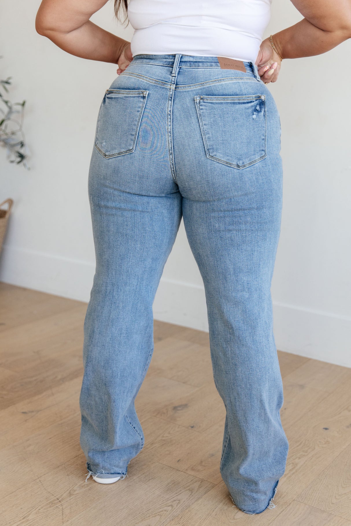 Jeans rectos de tiro alto con cintura en V delantera Mildred