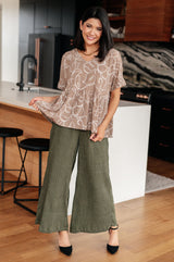 Top de cuello en V con pétalos de moca