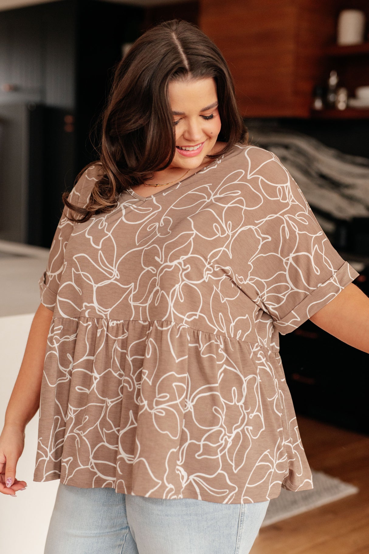 Top de cuello en V con pétalos de moca