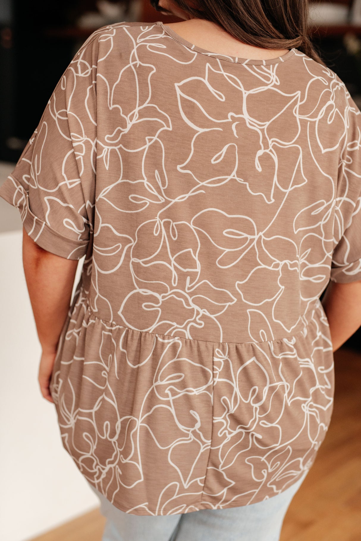 Top de cuello en V con pétalos de moca