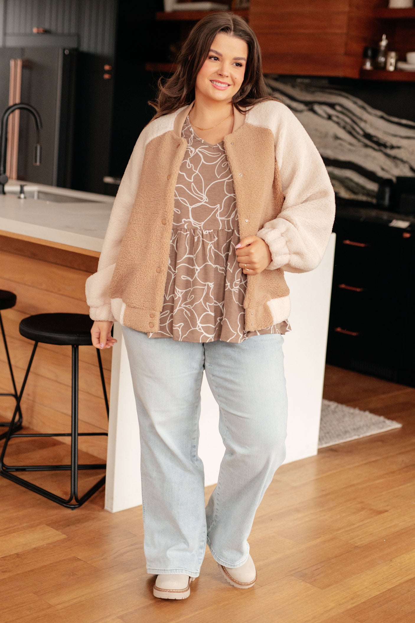 Top de cuello en V con pétalos de moca