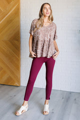 Top de cuello en V con pétalos de moca