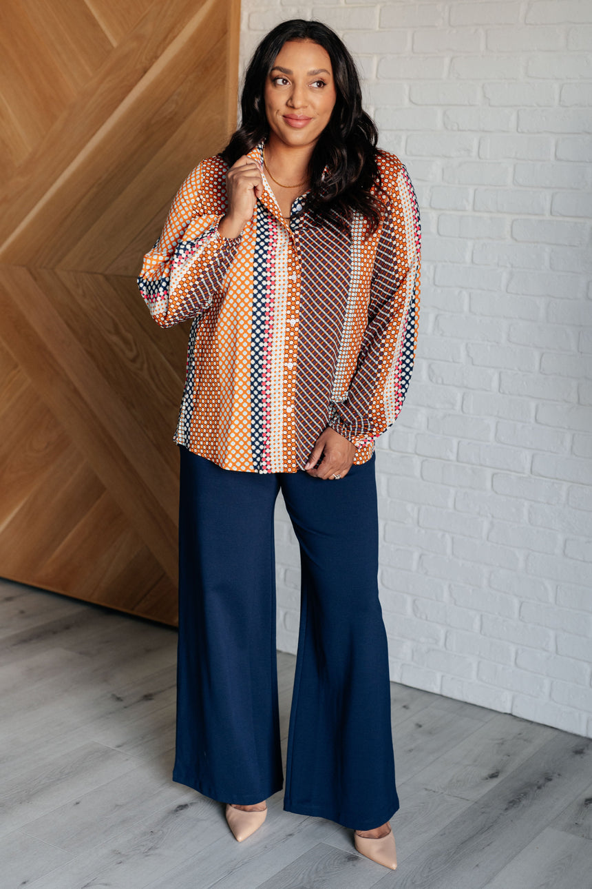 Blusa con botones y lunares moderadamente modernos