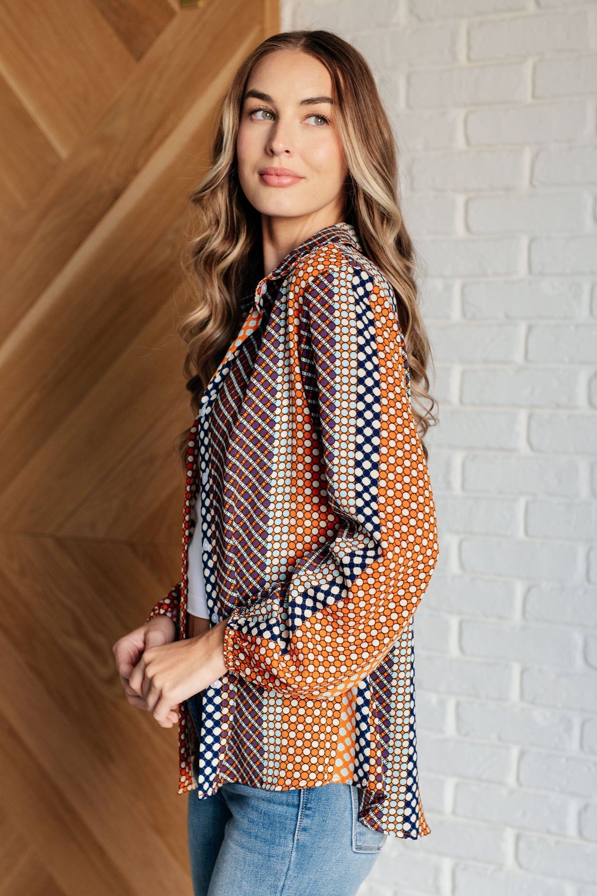 Blusa con botones y lunares moderadamente modernos