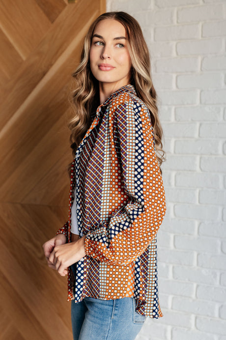 Blusa con botones y lunares moderadamente modernos