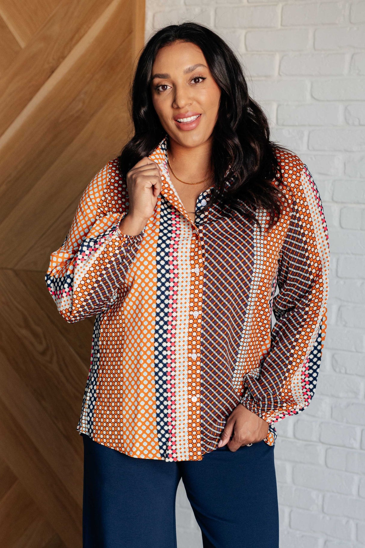 Blusa con botones y lunares moderadamente modernos