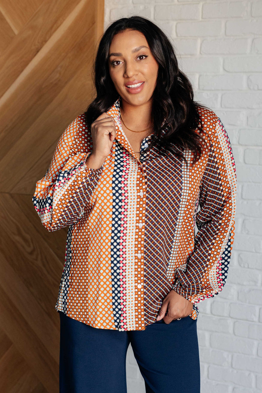 Blusa con botones y lunares moderadamente modernos