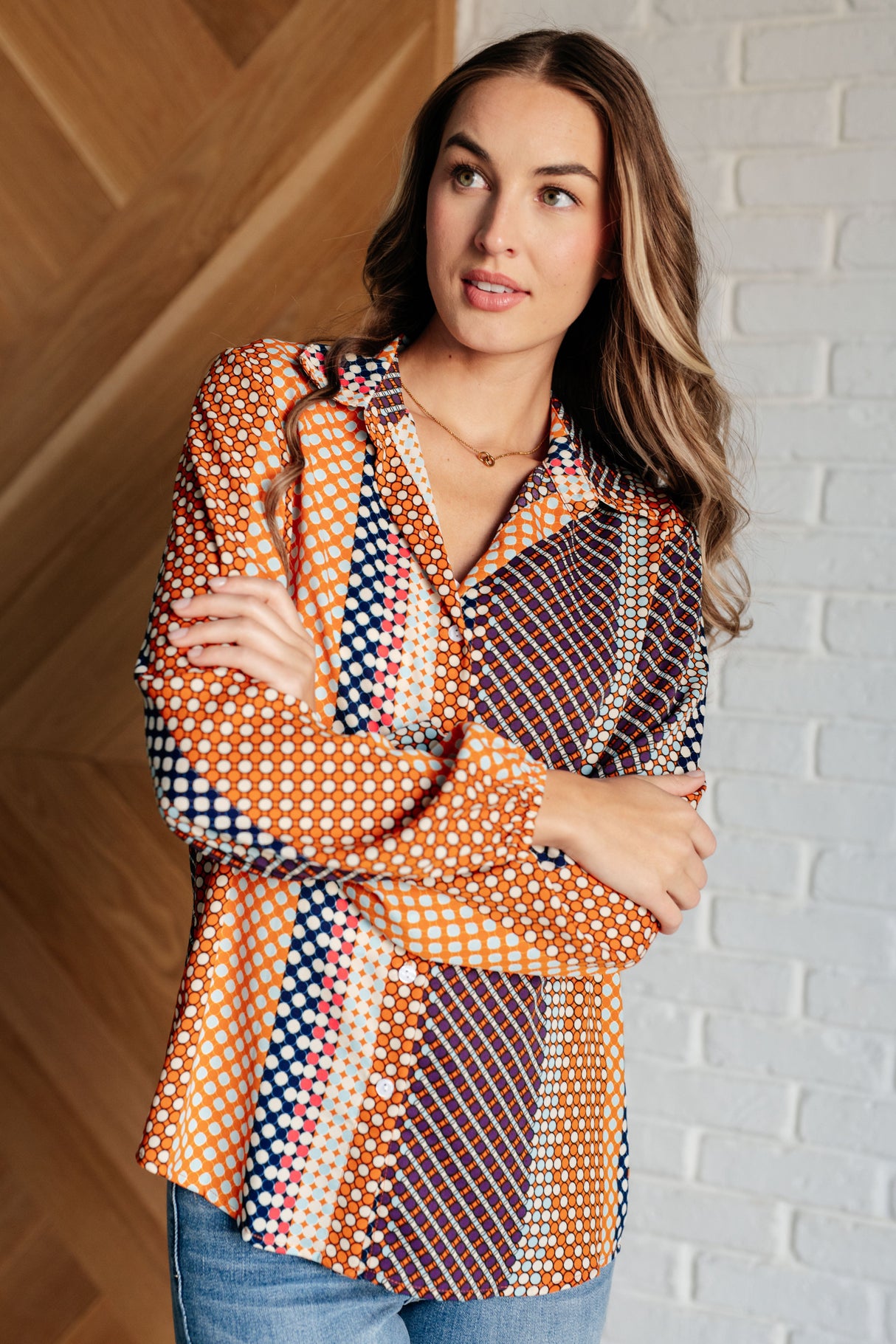 Blusa con botones y lunares moderadamente modernos