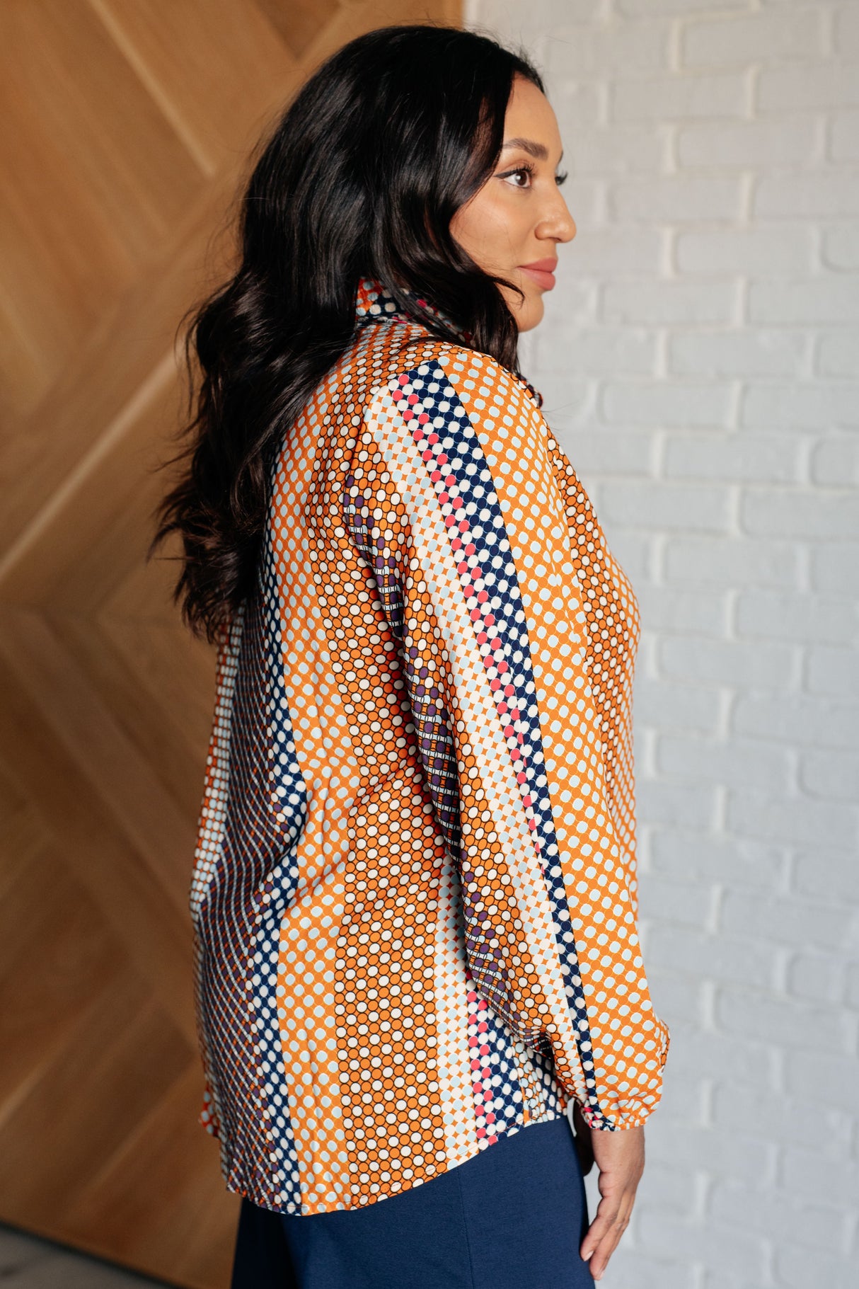 Blusa con botones y lunares moderadamente modernos