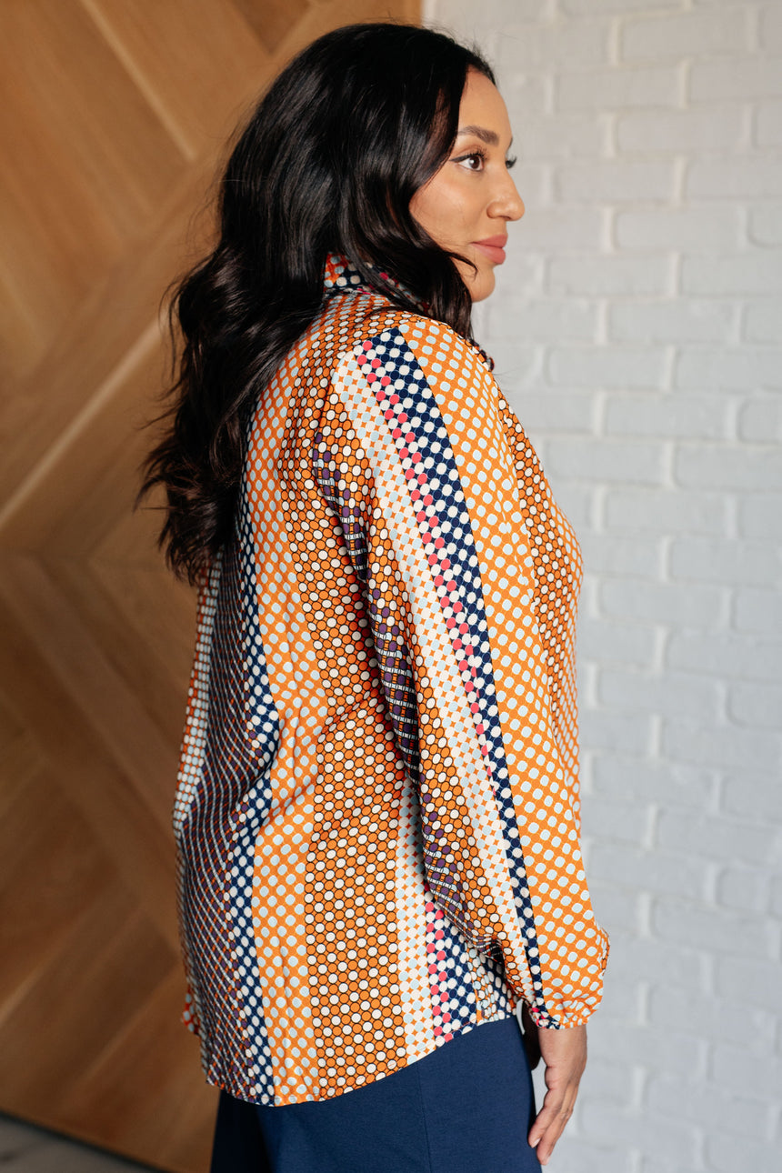 Blusa con botones y lunares moderadamente modernos