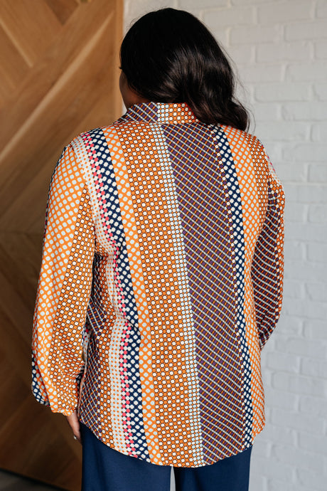 Blusa con botones y lunares moderadamente modernos