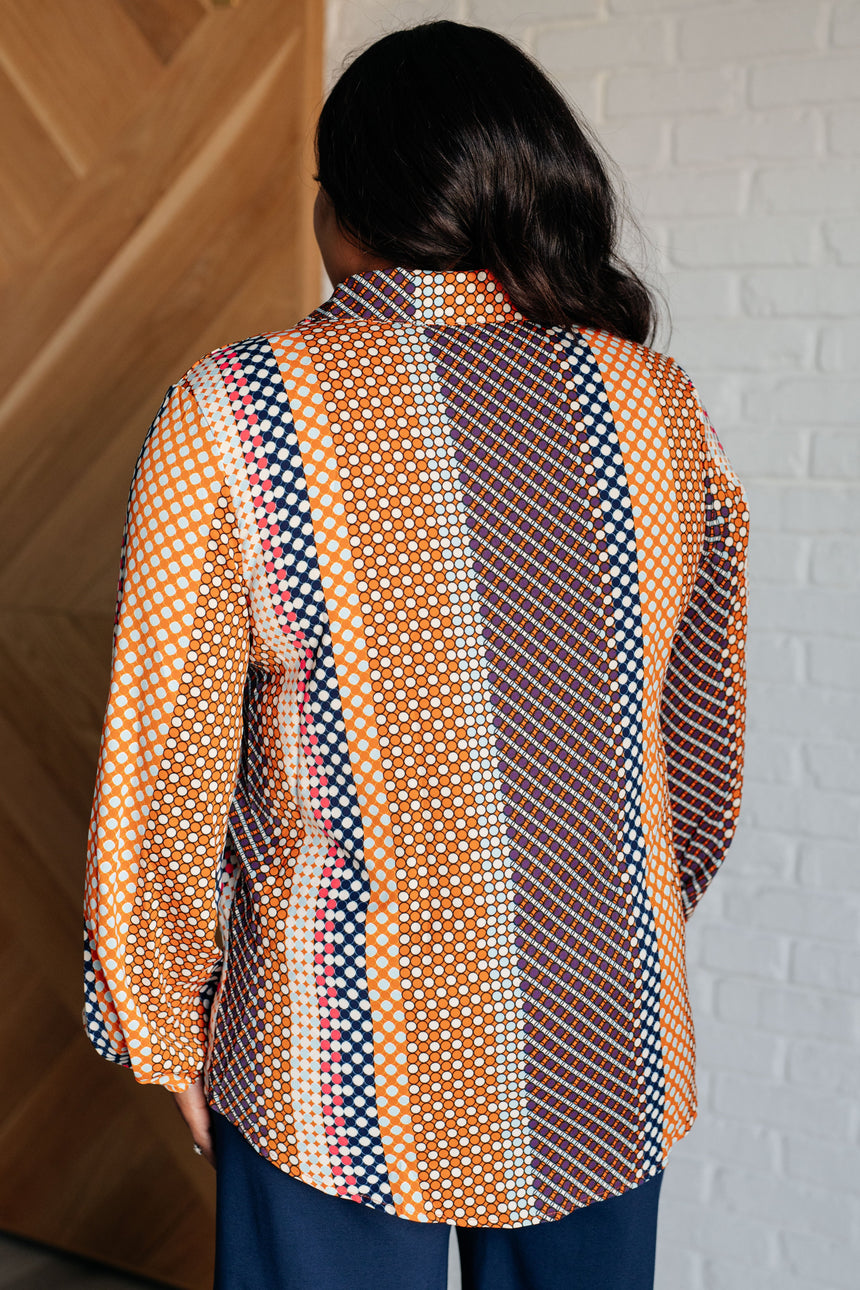 Blusa con botones y lunares moderadamente modernos