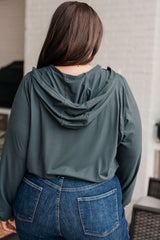 Sudadera con capucha y media cremallera Morning Run en color abeto ahumado