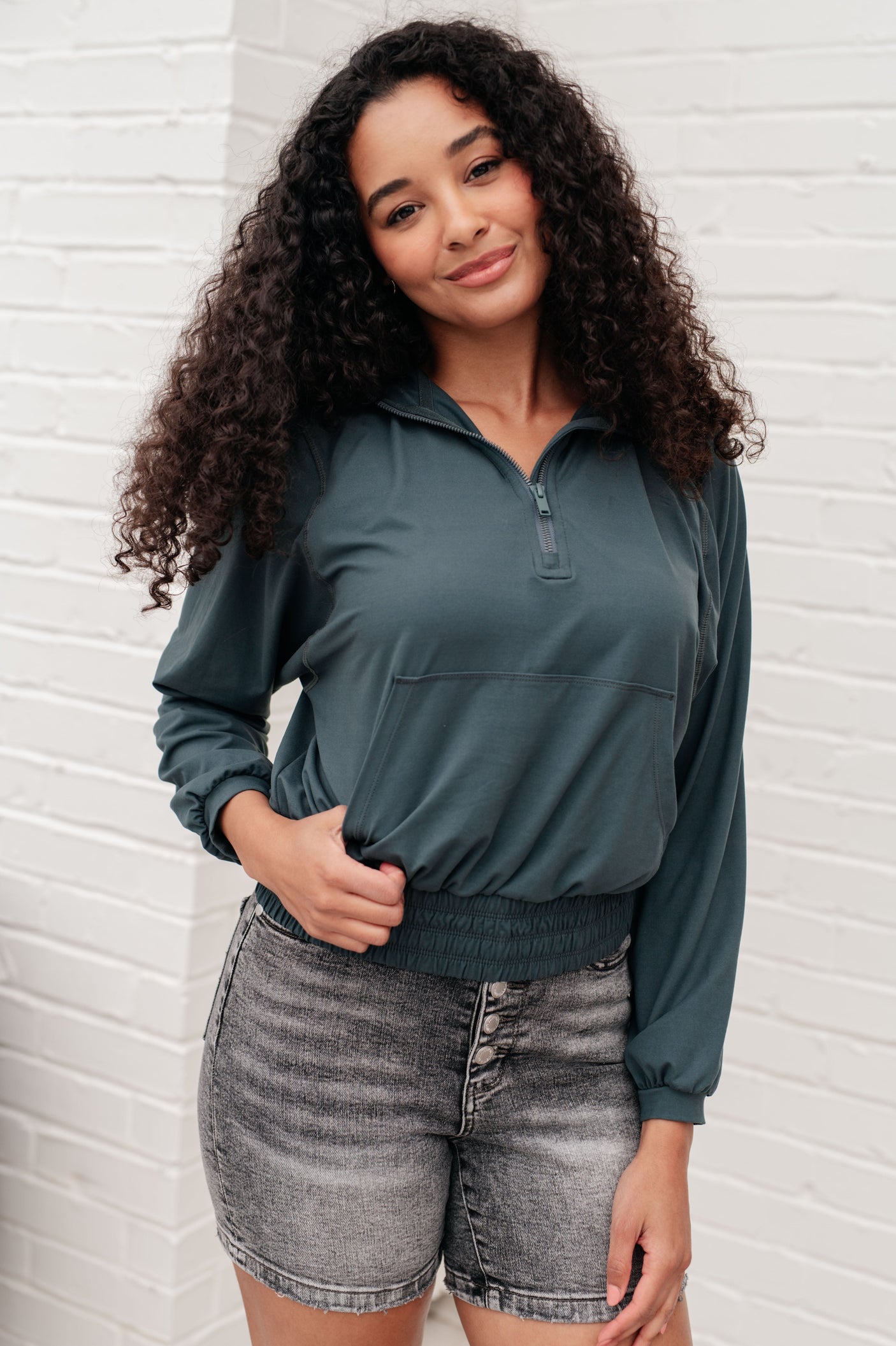 Sudadera con capucha y media cremallera Morning Run en color abeto ahumado