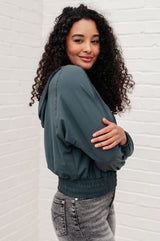 Sudadera con capucha y media cremallera Morning Run en color abeto ahumado