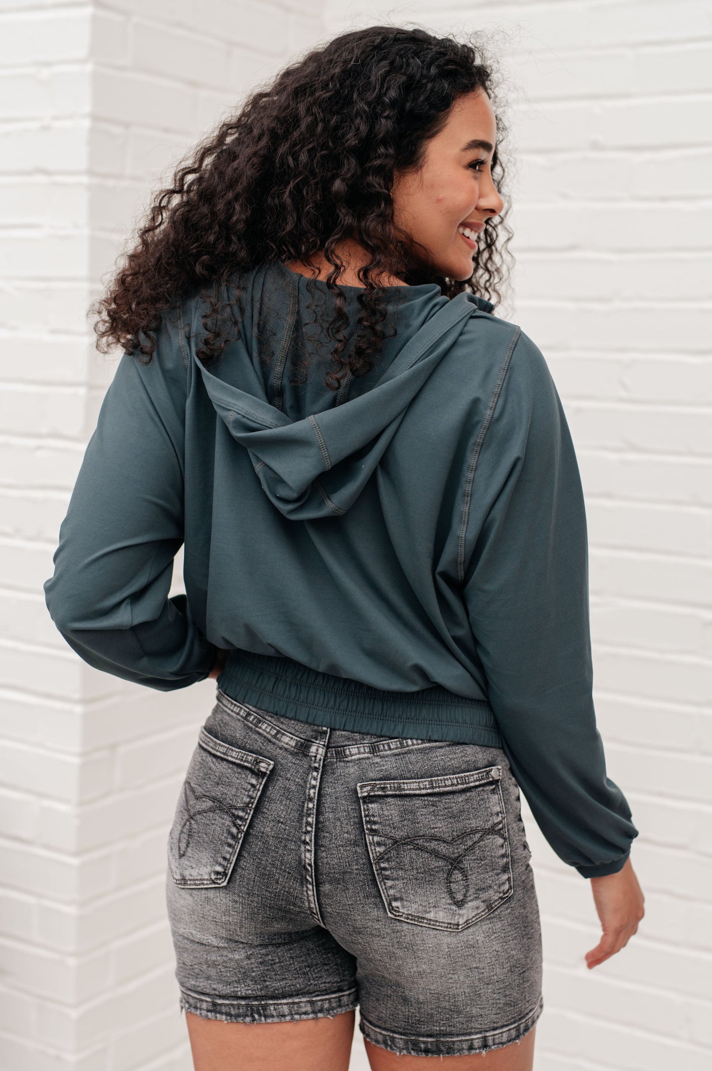 Sudadera con capucha y media cremallera Morning Run en color abeto ahumado