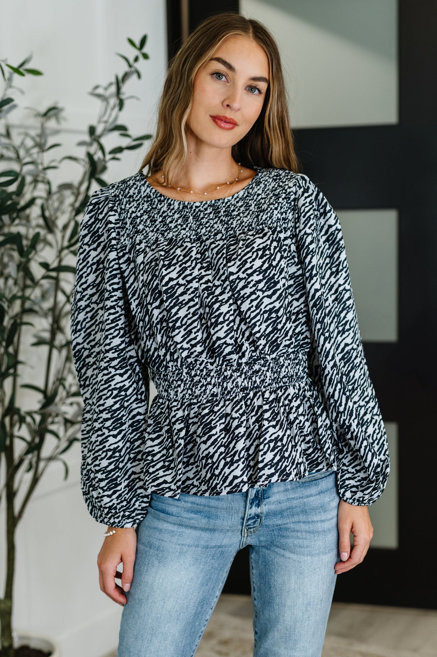 Blusa peplum de cuello alto Muse Moves en negro