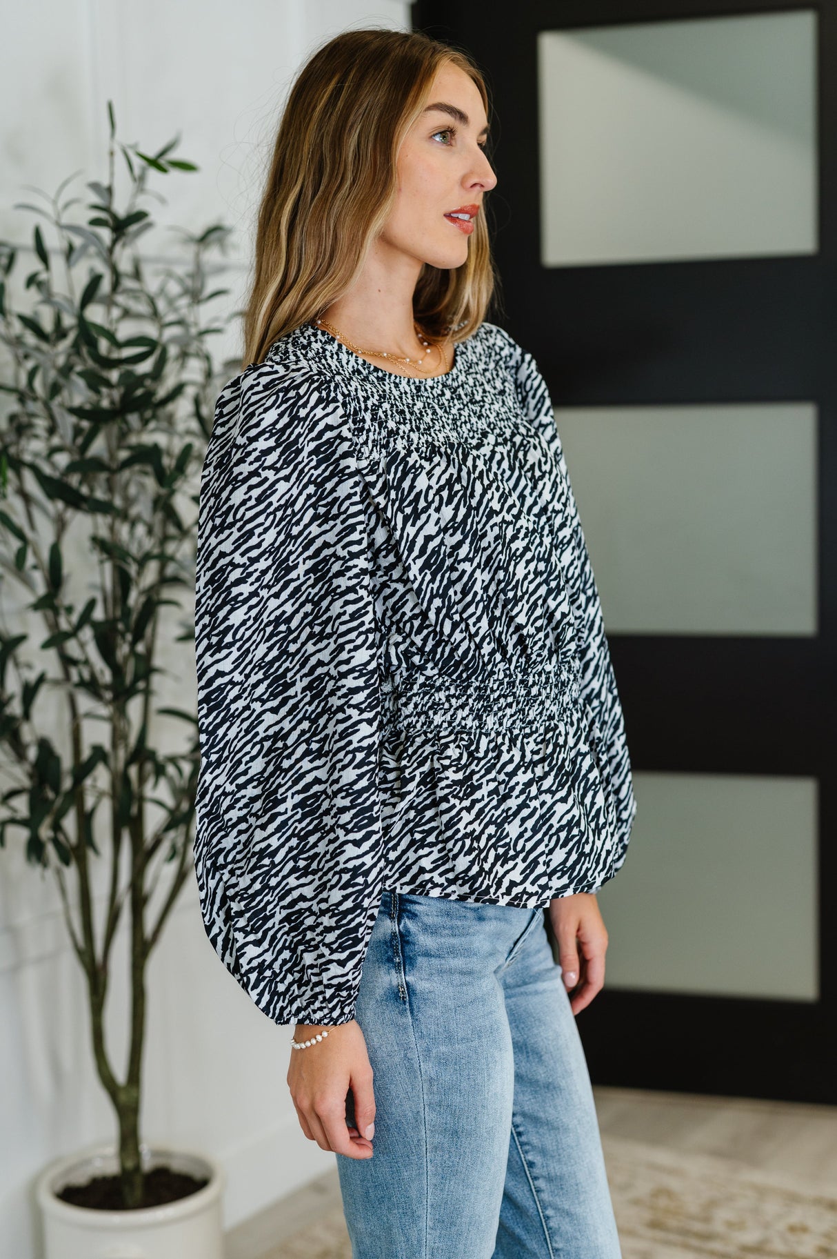 Blusa peplum de cuello alto Muse Moves en negro