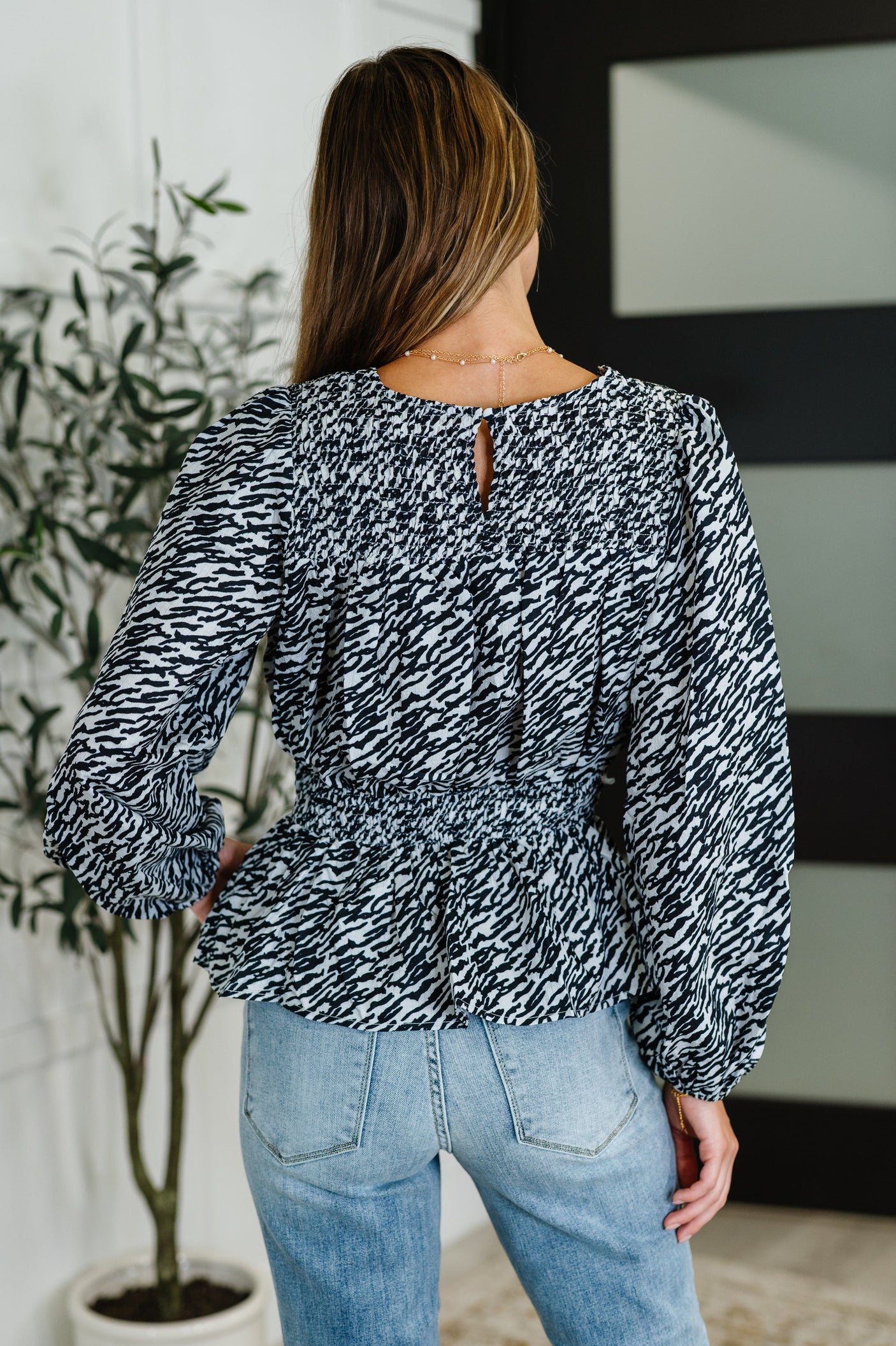 Blusa peplum de cuello alto Muse Moves en negro
