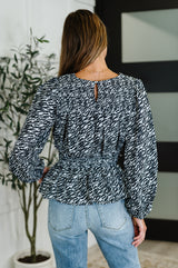 Blusa peplum de cuello alto Muse Moves en negro