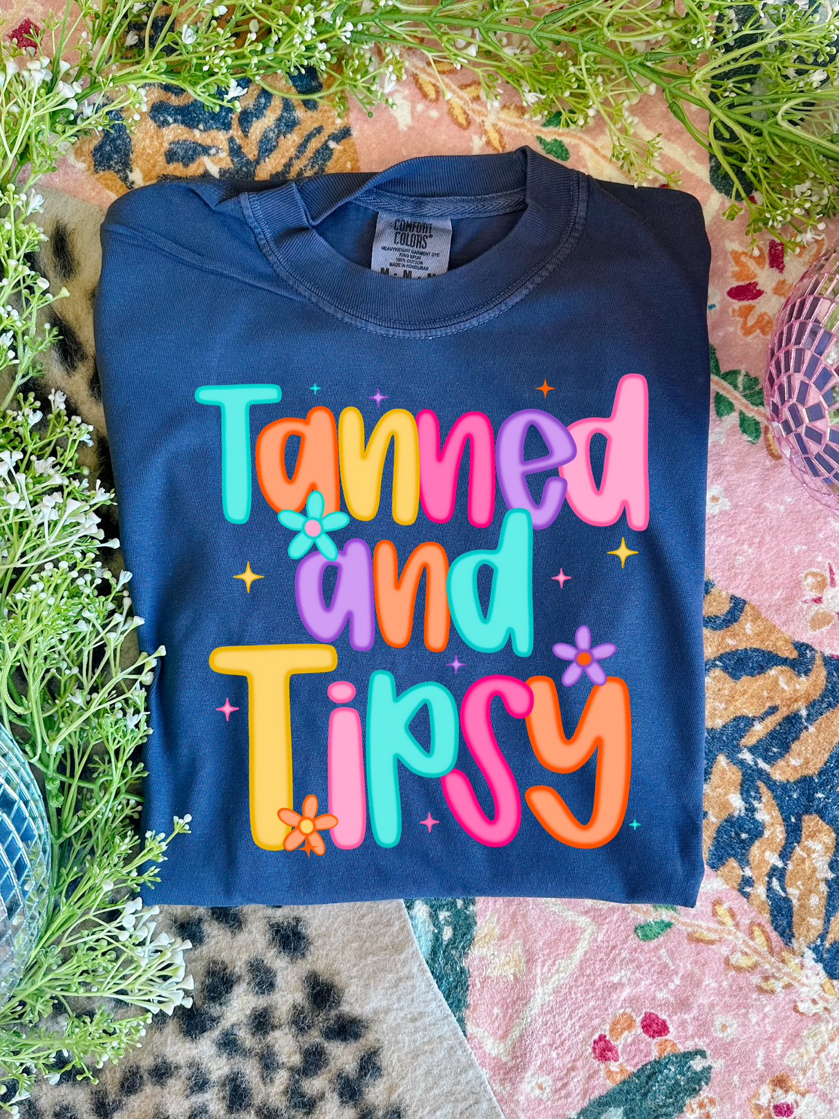 Camiseta gráfica bronceada y borracha en azul marino