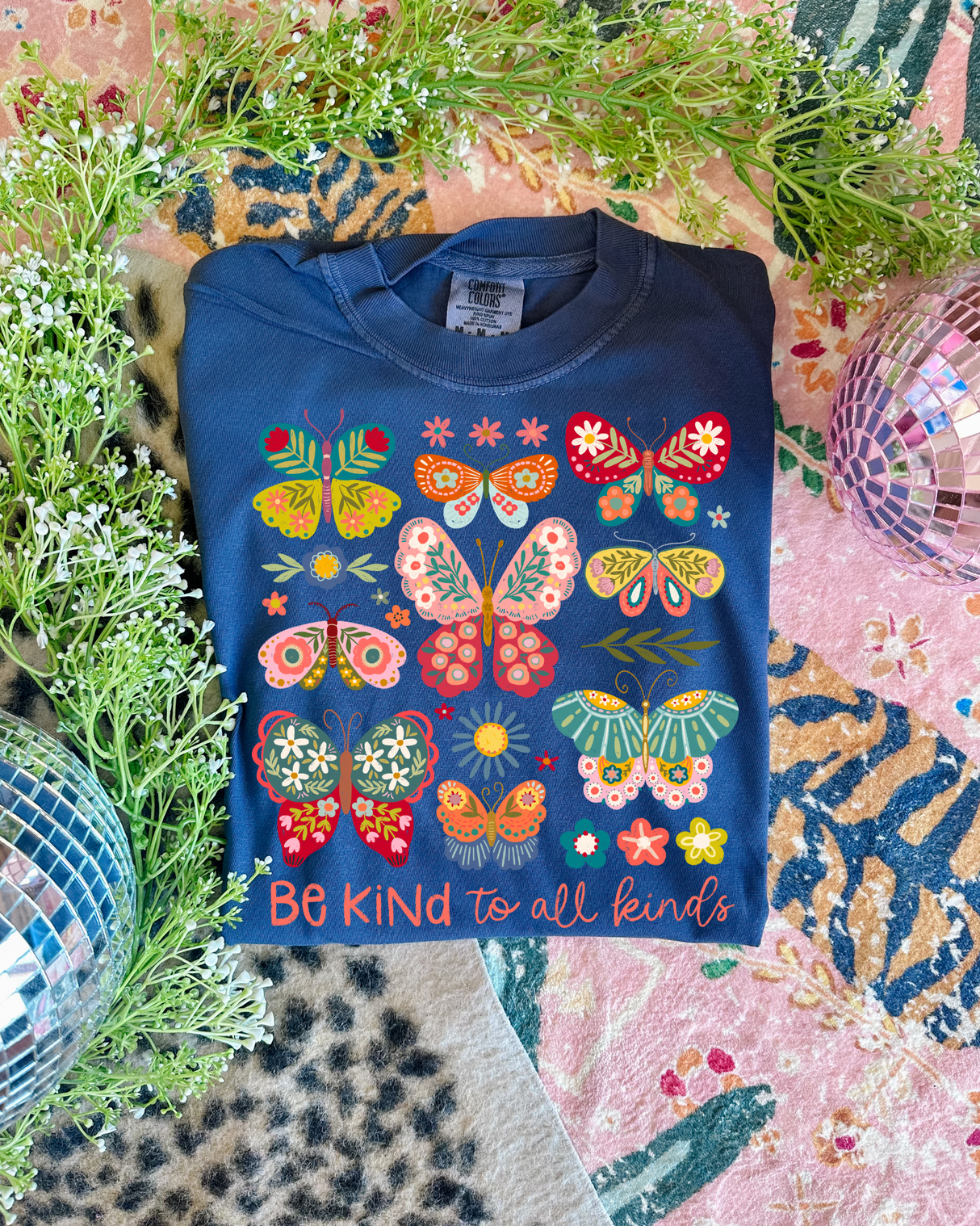 Camiseta gráfica "Sé amable con todo tipo"