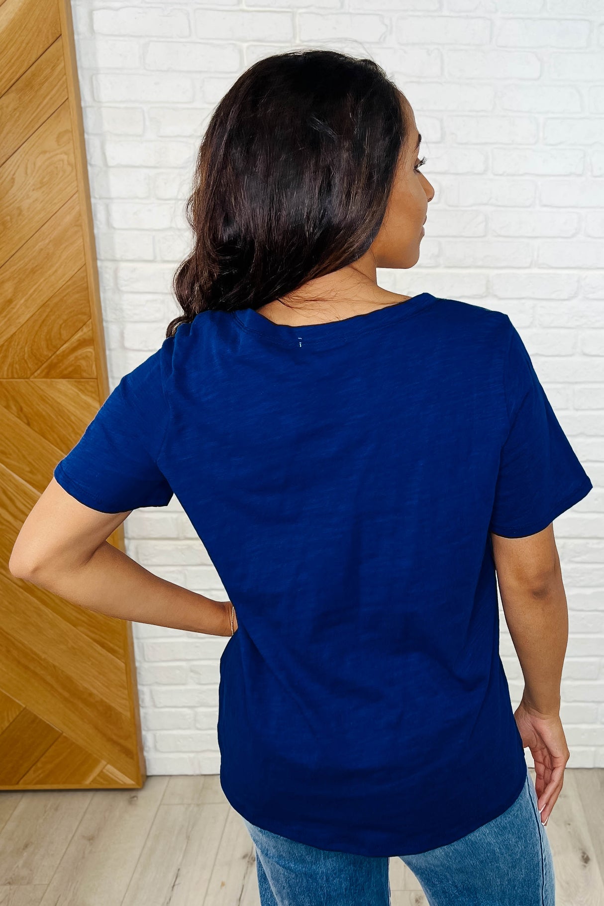 Camiseta con cuello en V en azul marino "No tengo que elegir"