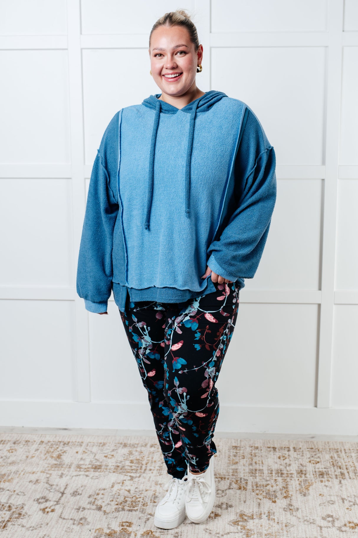 Sudadera con capucha de bloques de color Needs Some Logic