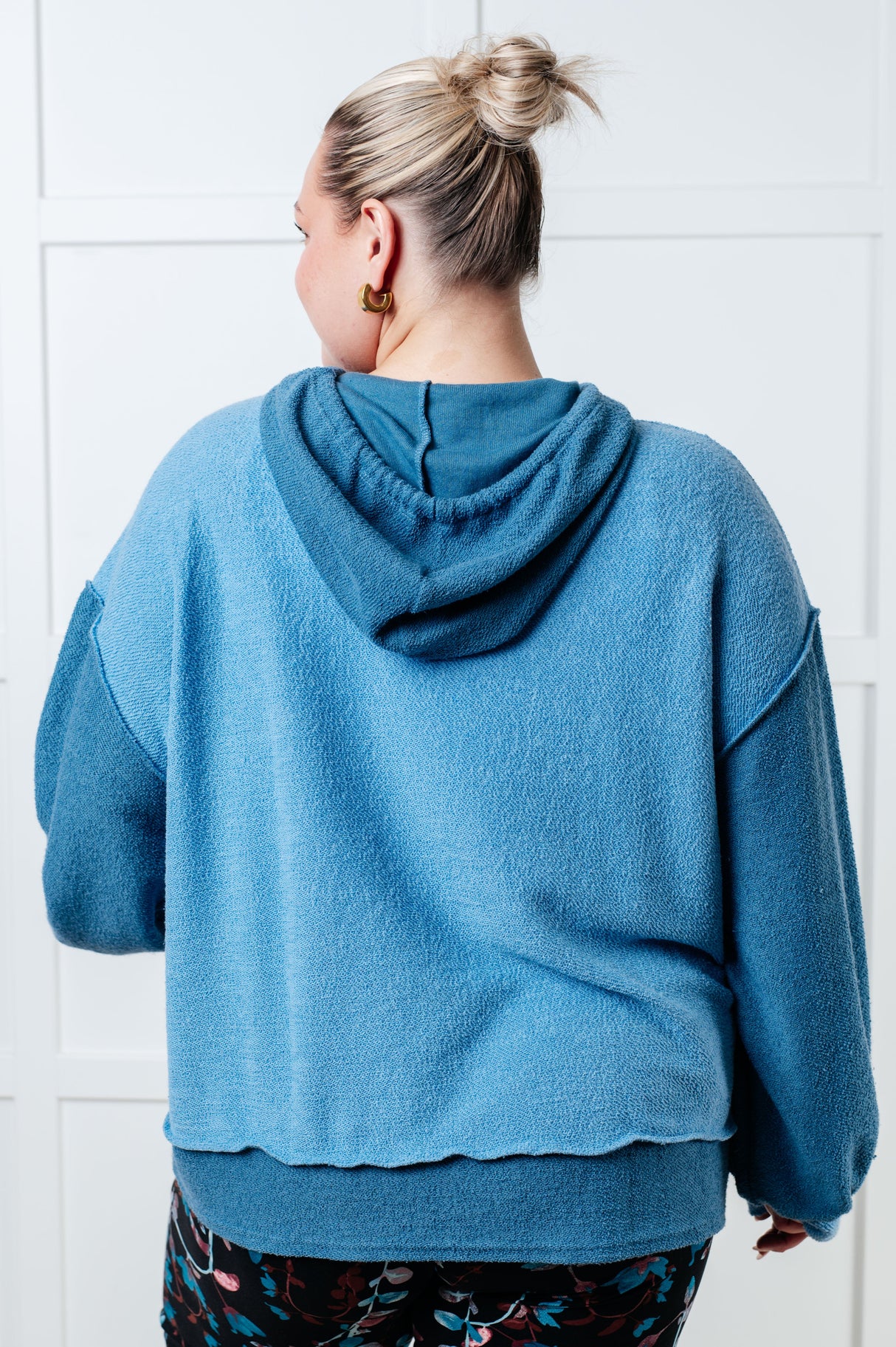 Sudadera con capucha de bloques de color Needs Some Logic