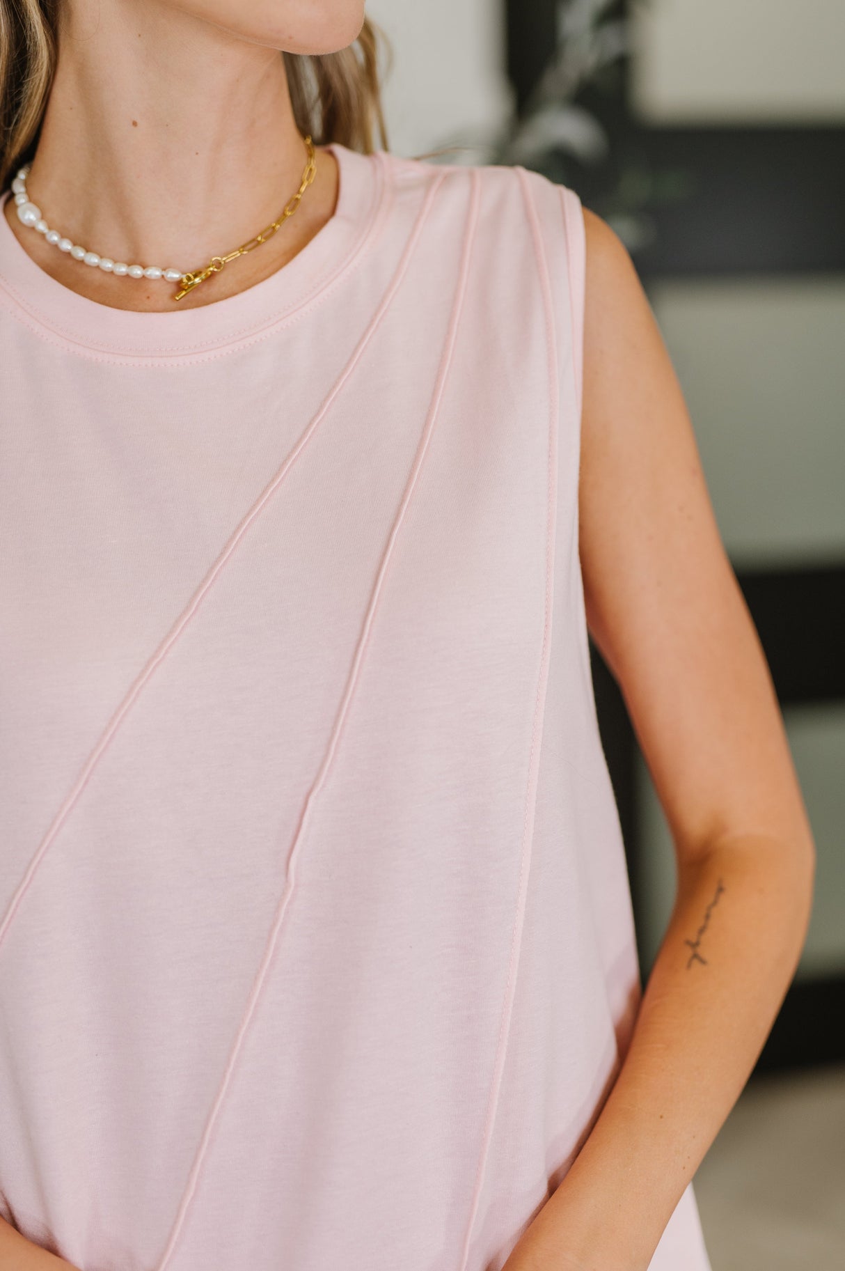 Blusa sin mangas con detalle plisado New Normal en rosa