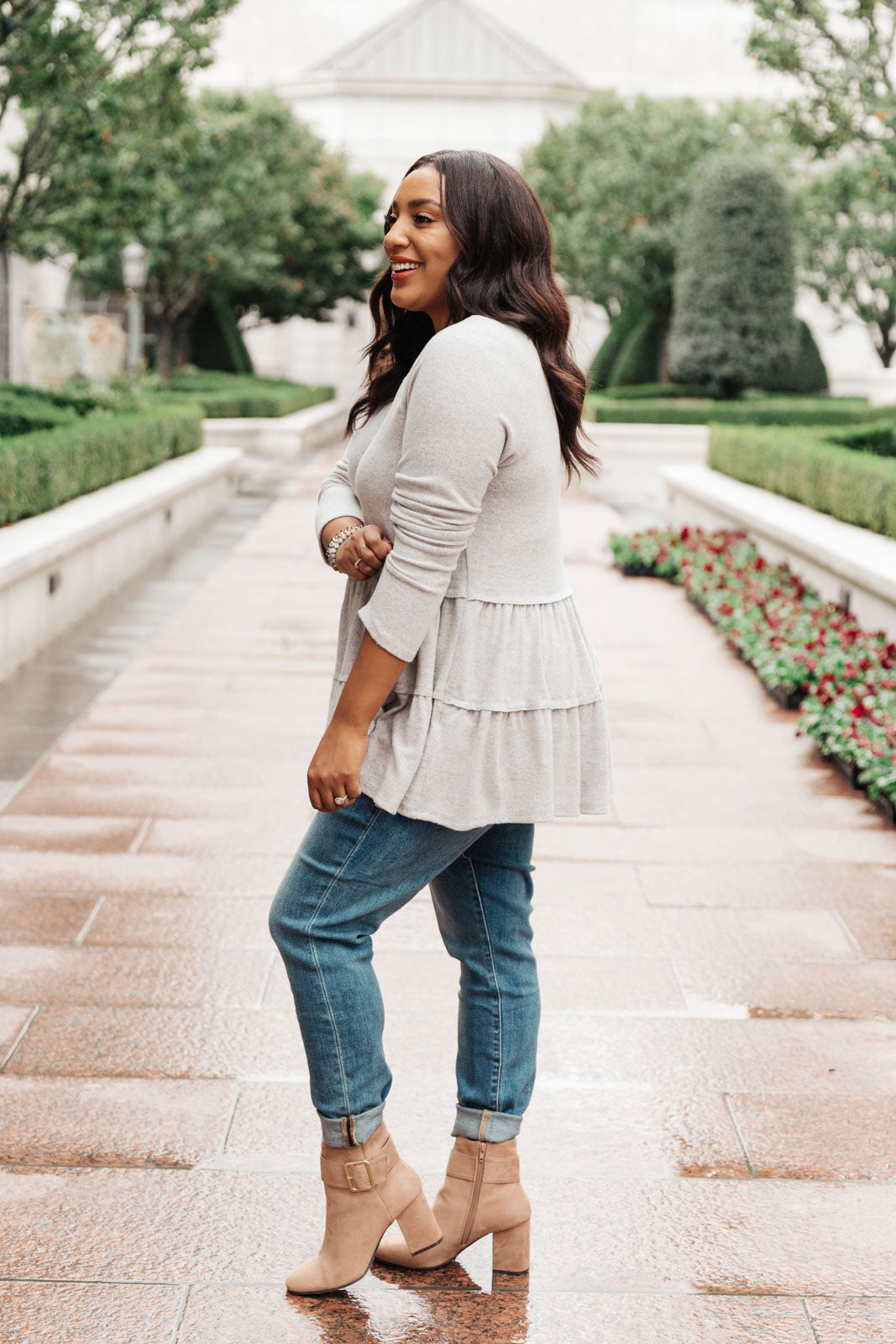 Blusa escalonada muy bien hecha en gris