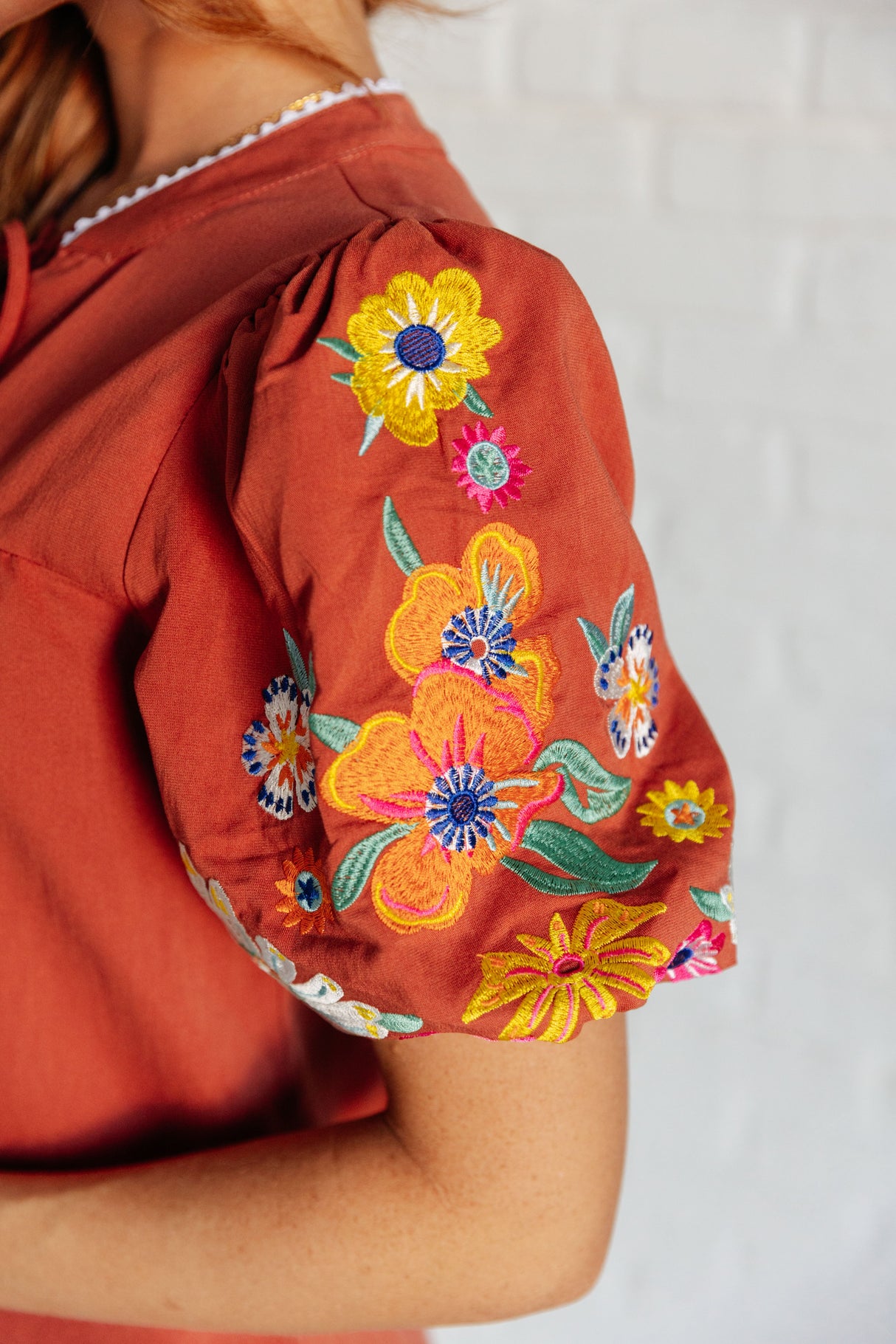 Blusa con mangas bordadas No Concers