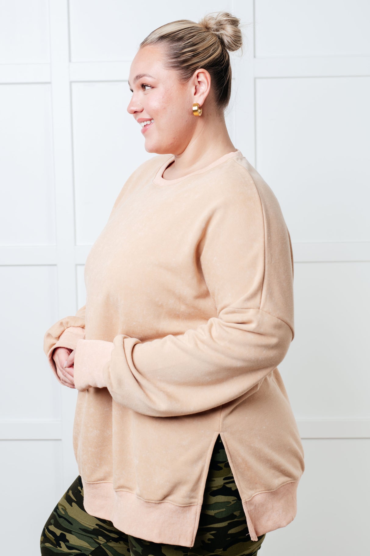 Sudadera extragrande No Plain Jane en color caqui